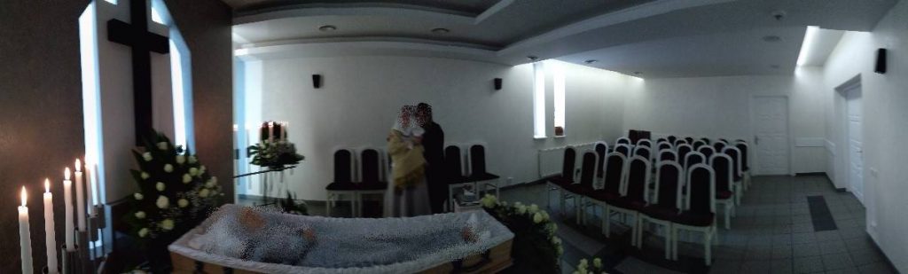 Artimieji išvykę į bažnyčią meilės religijos šešėlyje paliko vieną velionį.